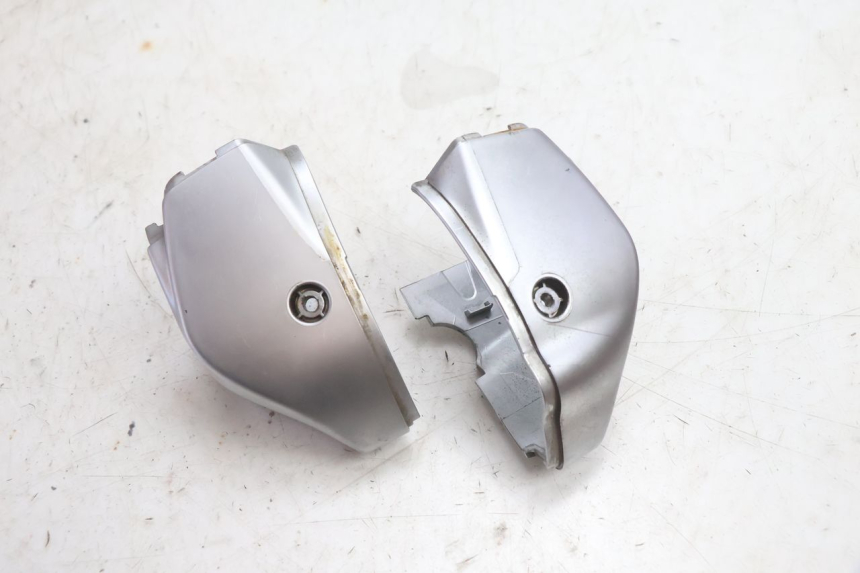 photo de PROTETOR DE GUIDÃO PIAGGIO VESPA PRIMAVERA 2T 50 (2013 - 2018) - Detalhe da peça