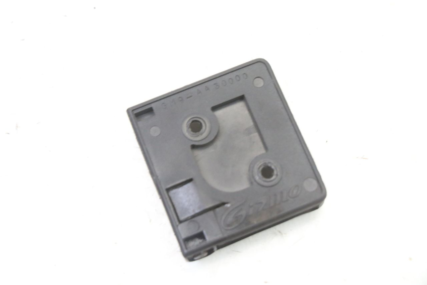 photo de GANCHO DE BOLSA PEUGEOT SATELIS COMPRESSOR K15 125 (2006 - 2009) - Outro ângulo de visão