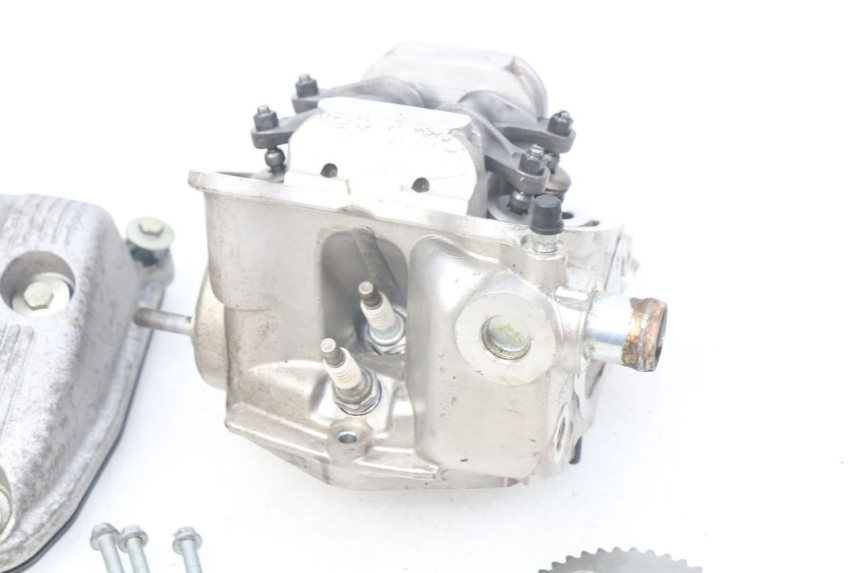 photo de TAMPA DE VÁLVULA TRASEIRA APRILIA SRV 850 (2012 - 2017) - Detalhes característicos
