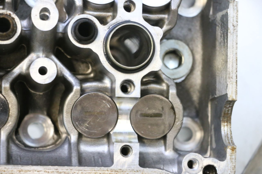 photo de TAMPA DE VÁLVULA TRASEIRA HONDA VFR FI RC46 800 (1998 - 2001) - Detalhes característicos