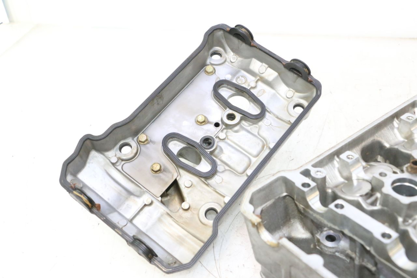 photo de TAMPA DE VÁLVULA TRASEIRA HONDA VFR FI RC46 800 (1998 - 2001) - Detalhe da peça