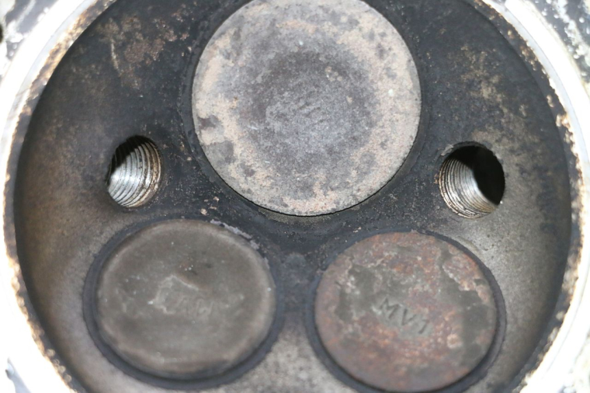 photo de CABEÇOTE TRASEIRO HONDA XRV AFRICA TWIN 750 (1990 - 1992) - Detalhes característicos