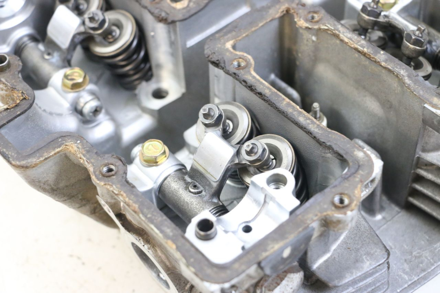 photo de CABEÇOTE SUZUKI GSX E 250 (1982 - 1983) - Detalhe da peça