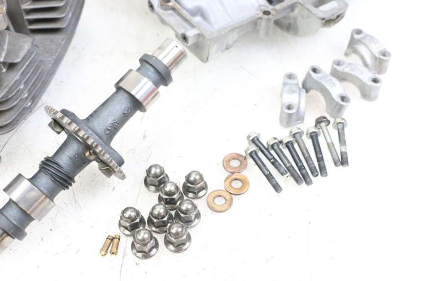 photo de CABEÇOTE SUZUKI GSX E 250 (1982 - 1983) - Outro ângulo de visão