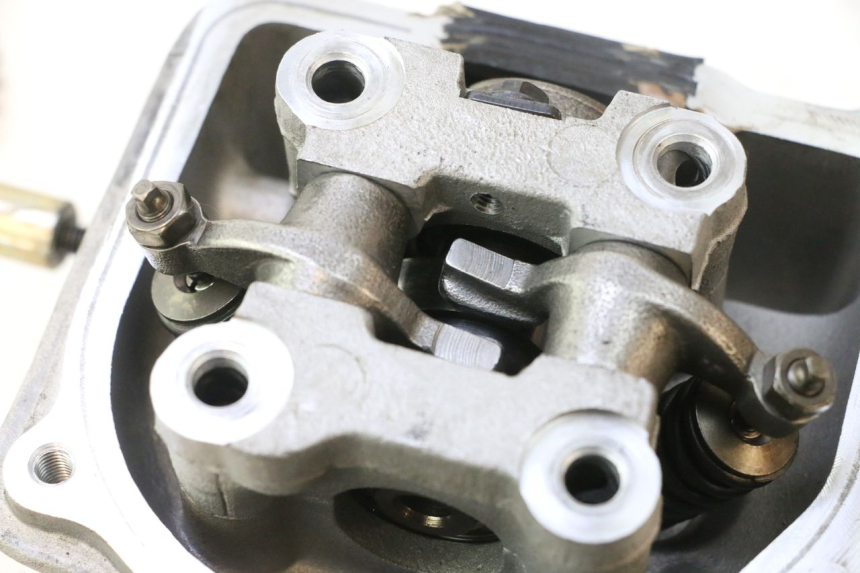photo de CABEÇOTE PEUGEOT KISBEE 4T 50 (2018 - 2022) - Outro ângulo de visão