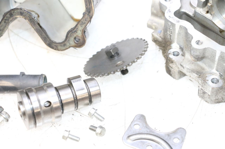 photo de CABEÇOTE PEUGEOT SATELIS COMPRESSOR K15 125 (2006 - 2009) - Outro ângulo de visão