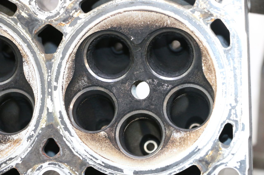 photo de CULATAS YAMAHA YZF R GENESIS 750 (1993 - 1998) - Detalhe da peça