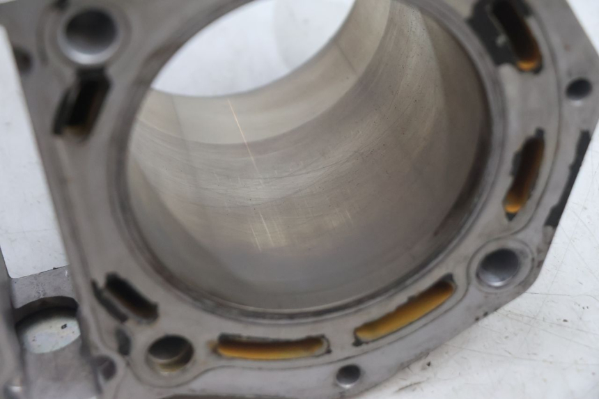 photo de CILINDRO PISTÃO TRASEIRO GILERA GP 800 (2007 - 2013) - Vista de perfil