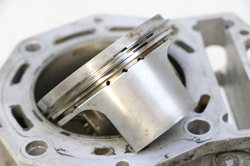 photo de CILINDRO DO PISTÃO DIANTEIRO GILERA GP 800 (2007 - 2013) - Inspeção visual