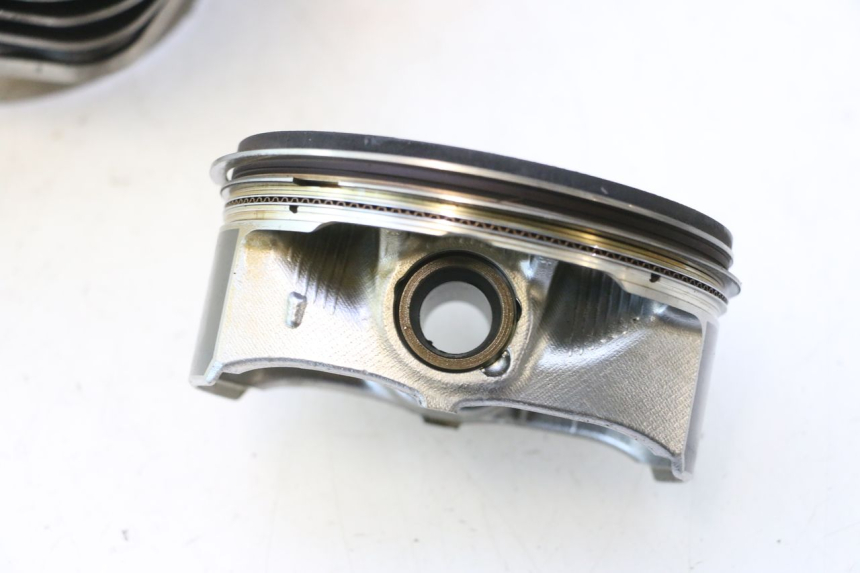 photo de CILINDRO DO PISTÃO DIANTEIRO HARLEY DAVIDSON ROAD GLIDE FLTRXSE 1920 (2018 - 2022) - Ângulo alternativo