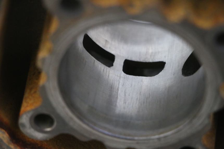 photo de CILINDRO PISTÃO DERBI SENDA SM DRD 50 (2008 - 2013) - Detalhes característicos