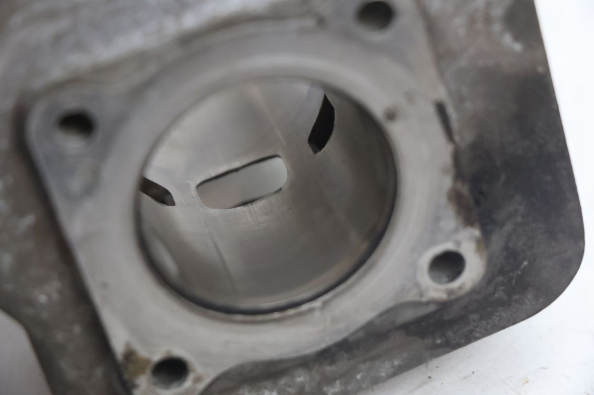 photo de PISTÃO DO CILINDRO PEUGEOT SPEEDFIGHT 2 AC 50 (2000 - 2009) - Detalhes característicos