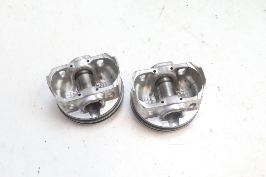 photo de PISTÃO DO CILINDRO KAWASAKI ZZR 600 (1995 - 2004) - Vista de perto