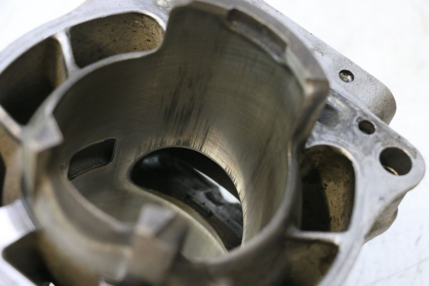photo de CILINDRO YAMAHA WAVE RUNNER GP R 1200 (2000 - 2003) - Detalhe da peça