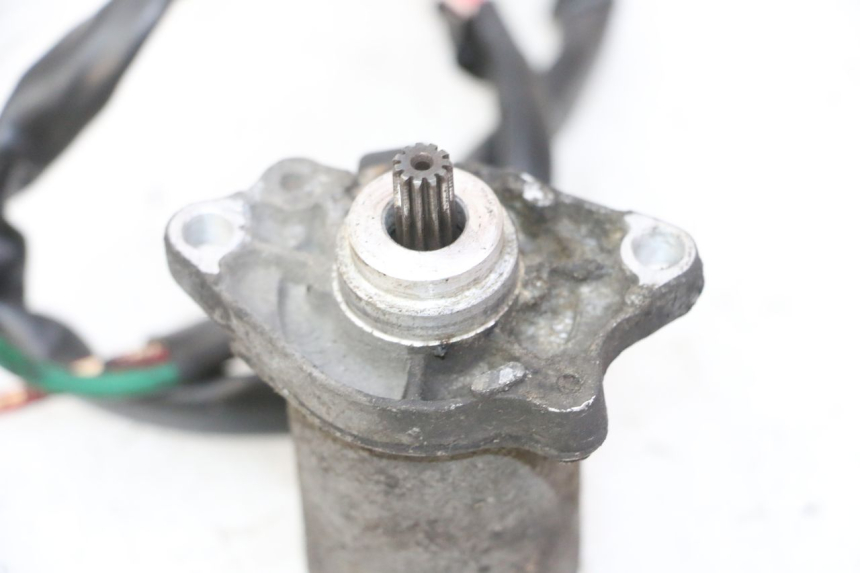 photo de MOTOR DE ARRANQUE PEUGEOT KISBEE 2T 50 (2010 - 2017) - Outro ângulo de visão