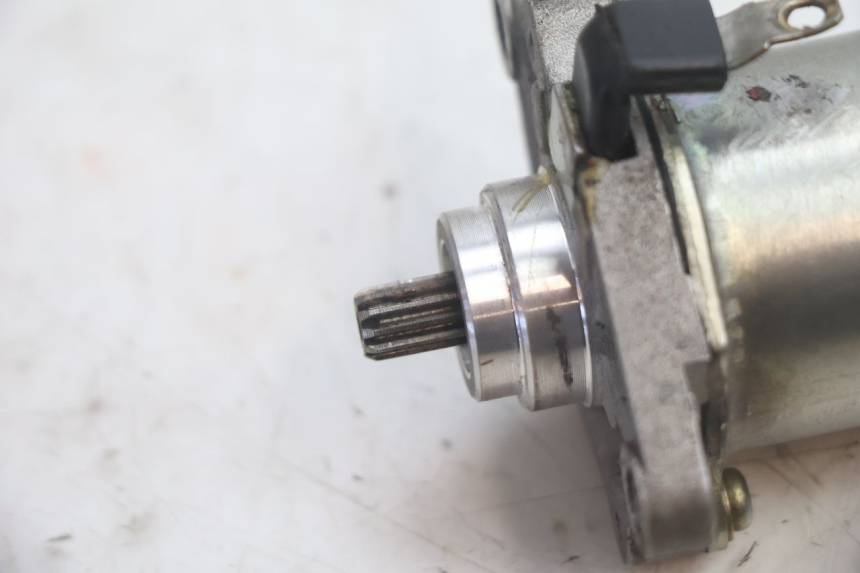 photo de MOTOR DE ARRANQUE PEUGEOT KISBEE 2T 50 (2010 - 2017) - Zoom do estado de desgaste