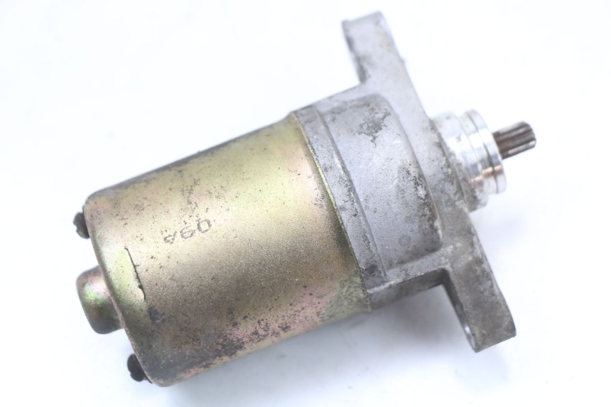 photo de MOTOR DE ARRANQUE PEUGEOT KISBEE 4T 50 (2018 - 2022) - Outro ângulo de visão