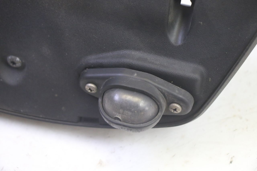 photo de ILUMINAÇÃO DE PLACA PIAGGIO MP3 HPE 350 (2018 - 2020) - Zoom do estado de desgaste