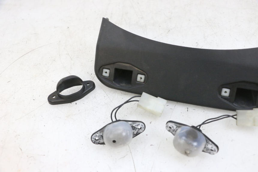 photo de ILUMINAÇÃO DE PLACA PIAGGIO MP3 RL 250 (2006 - 2010) - Pontos de fixação