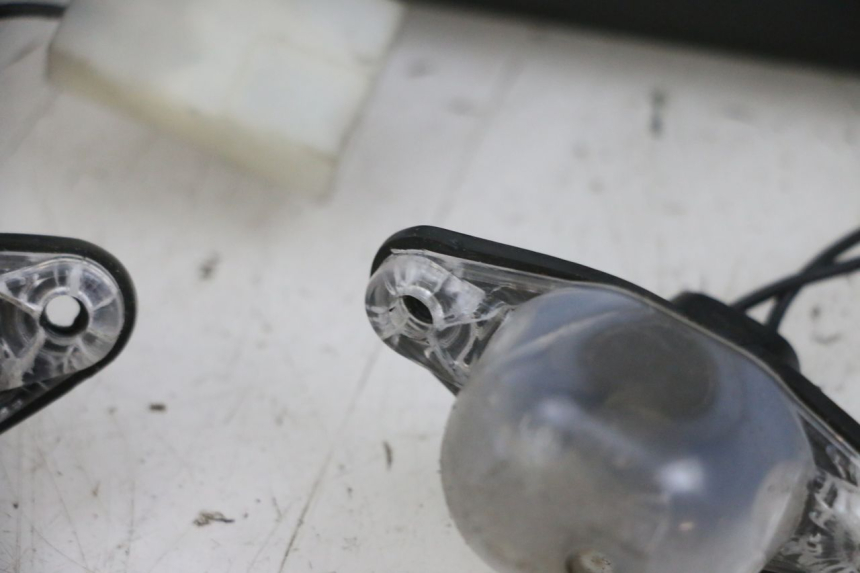 photo de ILUMINAÇÃO DE PLACA PIAGGIO MP3 RL 250 (2006 - 2010) - Peça verificada