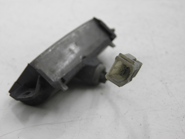 photo de ILUMINAÇÃO DE PLACA PIAGGIO X8 125 (2004 - 2007) - Detalhe da peça