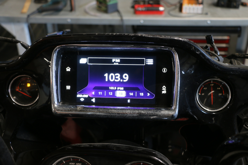 photo de TELA MULTIMÉDIA HARLEY DAVIDSON ROAD GLIDE FLTRXSE 1920 (2018 - 2022) - Ampliação técnica