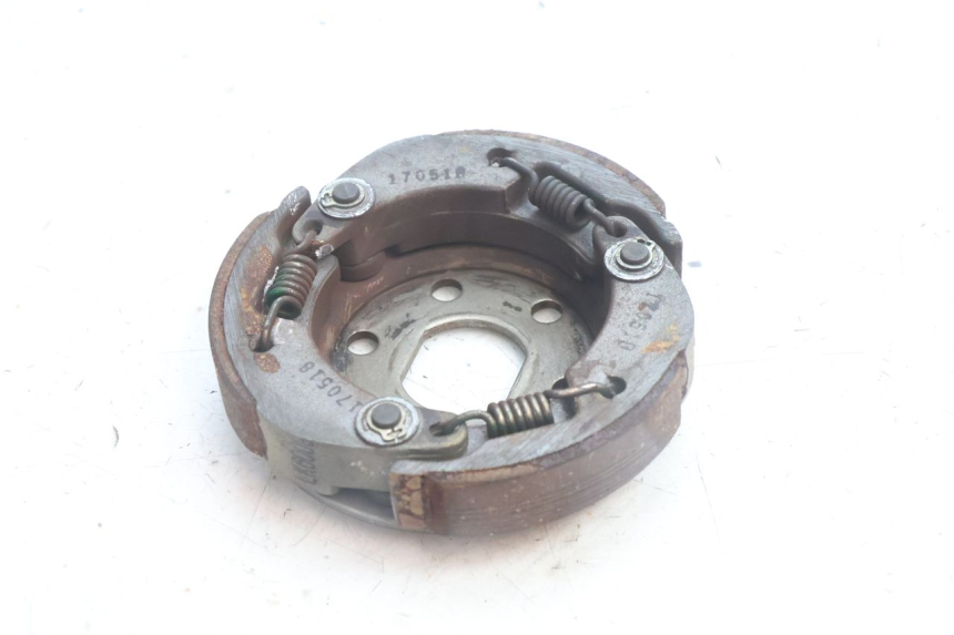 photo de EMBREAGEM PEUGEOT KISBEE 4T 50 (2010 - 2017) - Outro ângulo de visão