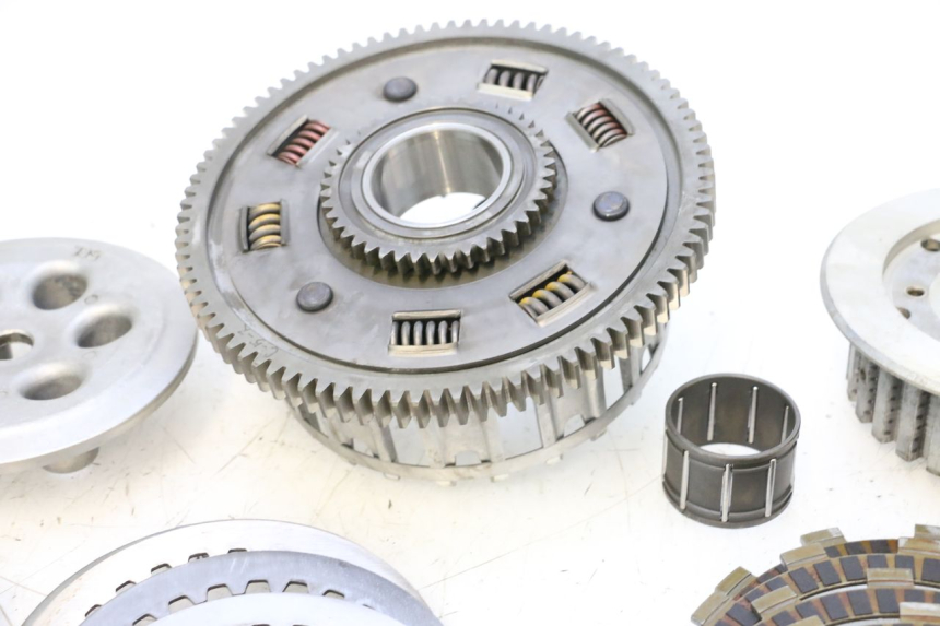 photo de EMBREAGEM YAMAHA YZF R GENESIS 750 (1993 - 1998) - Detalhes característicos
