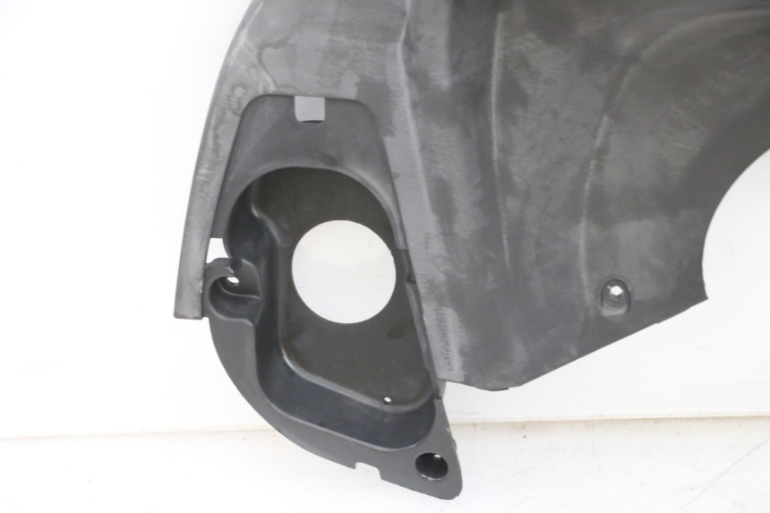photo de ARO DO PAINEL DE INSTRUMENTOS SYM GTS EVO 125 (2009 - 2013) - Detalhes característicos