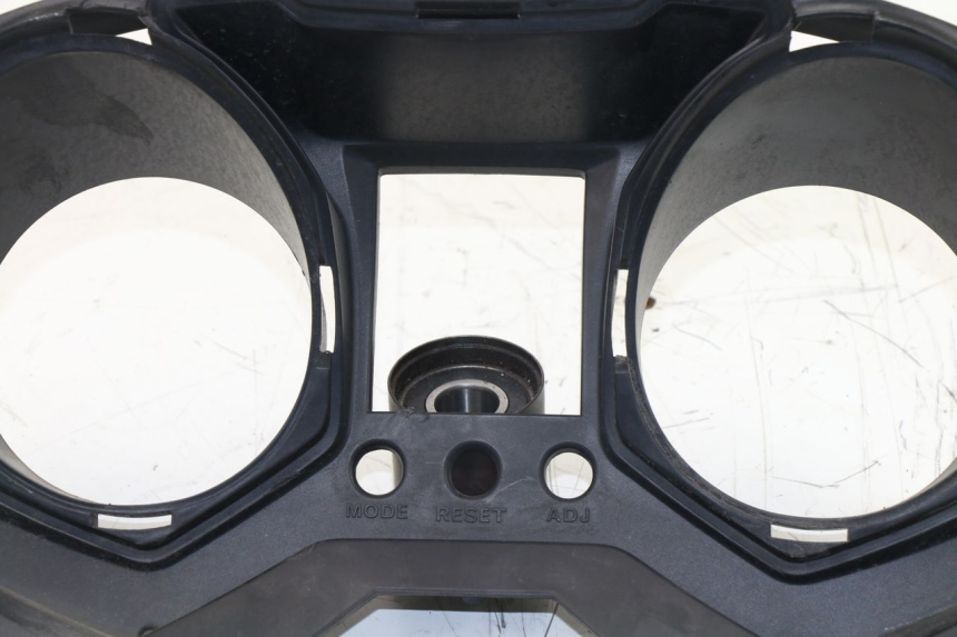 photo de ARO DO PAINEL DE INSTRUMENTOS KAWASAKI J300 300 (2014 - 2017) - Zoom do estado de desgaste