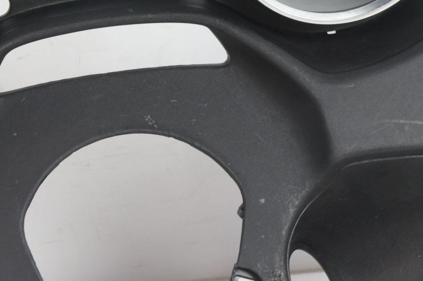 photo de ARO DO PAINEL DE INSTRUMENTOS PIAGGIO MP3 500 (2016 - 2018) - Zoom do estado de desgaste