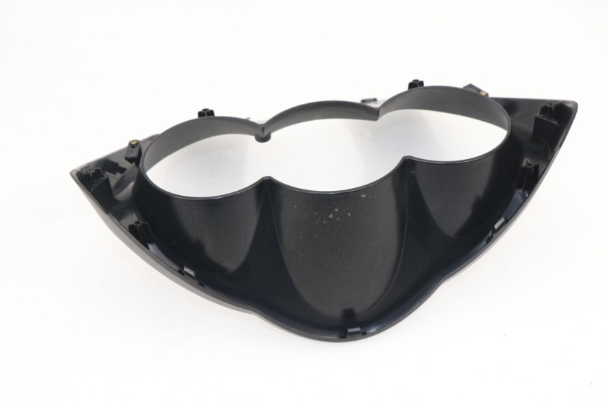 photo de ARO DE PAINEL DE INSTRUMENTOS PEUGEOT SATELIS COMPRESSOR K15 125 (2006 - 2009) - Detalhe da peça