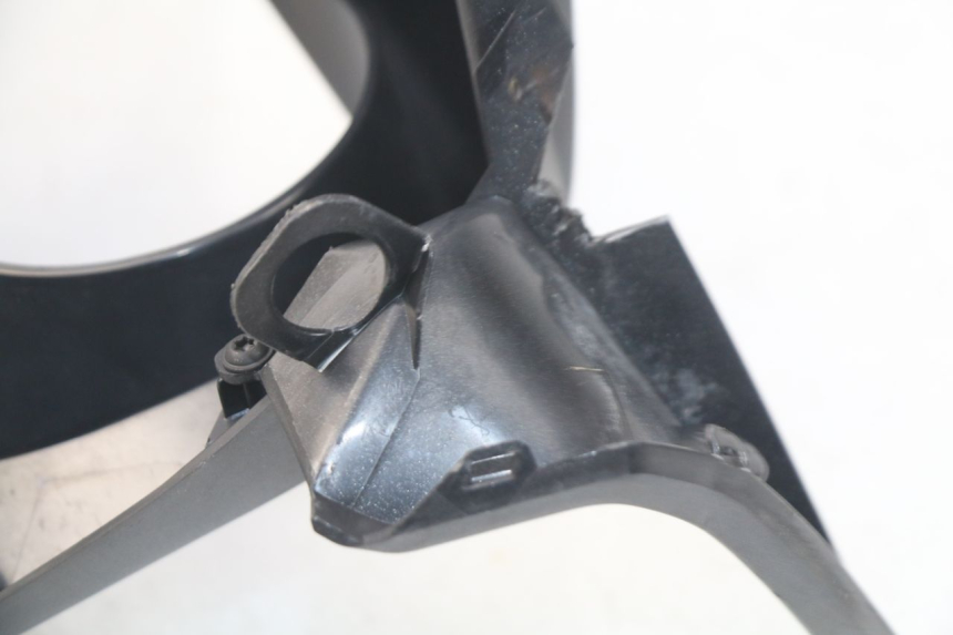 photo de ARO DO PAINEL DE INSTRUMENTOS PEUGEOT SATELIS 500 (2007 - 2013) - Zoom do estado de desgaste