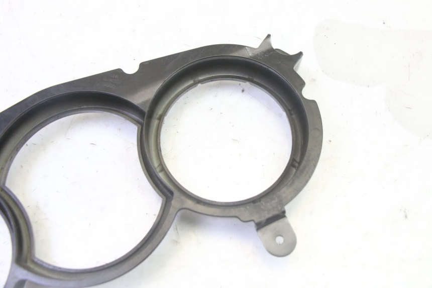 photo de ARO DE PAINEL DE INSTRUMENTOS PEUGEOT SATELIS 125 (2013 - 2018) - Pontos de fixação