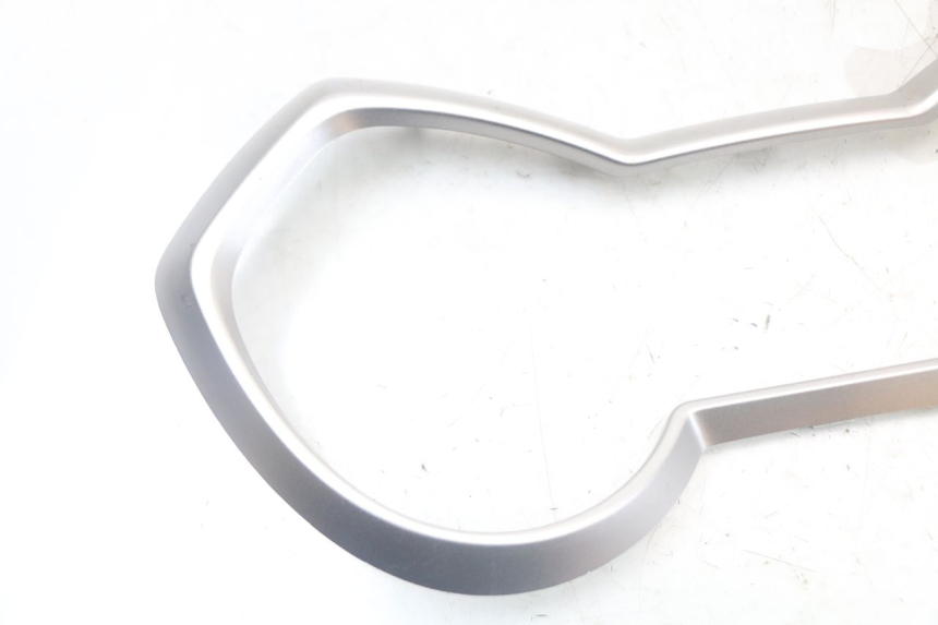photo de ARO DO PAINEL DE INSTRUMENTOS YAMAHA XMAX X-MAX ABS 125 (2017 - 2020) - Detalhe da peça