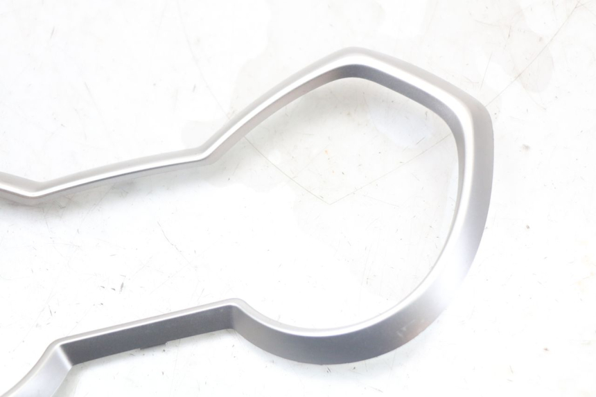 photo de ARO DO PAINEL DE INSTRUMENTOS YAMAHA XMAX X-MAX ABS 125 (2017 - 2020) - Zoom do estado de desgaste