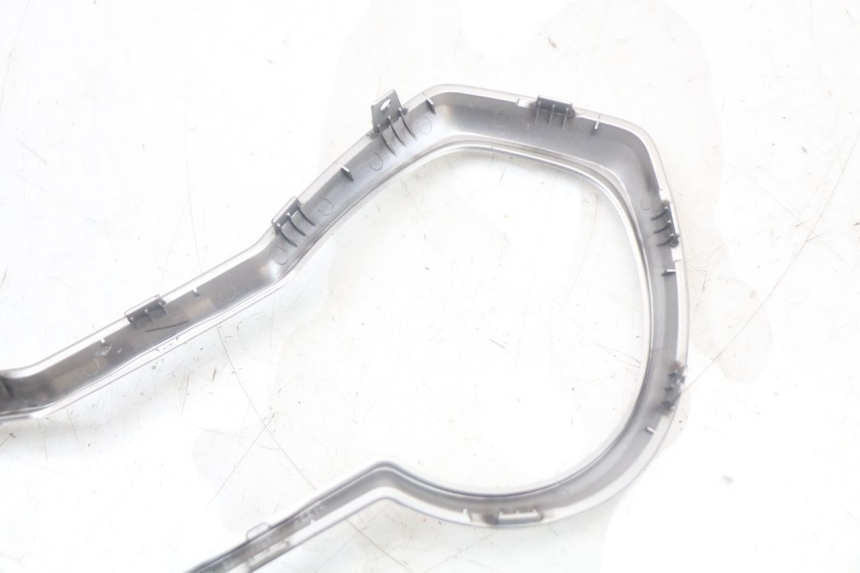 photo de ARO DO PAINEL DE INSTRUMENTOS YAMAHA XMAX X-MAX ABS 125 (2017 - 2020) - Pontos de fixação