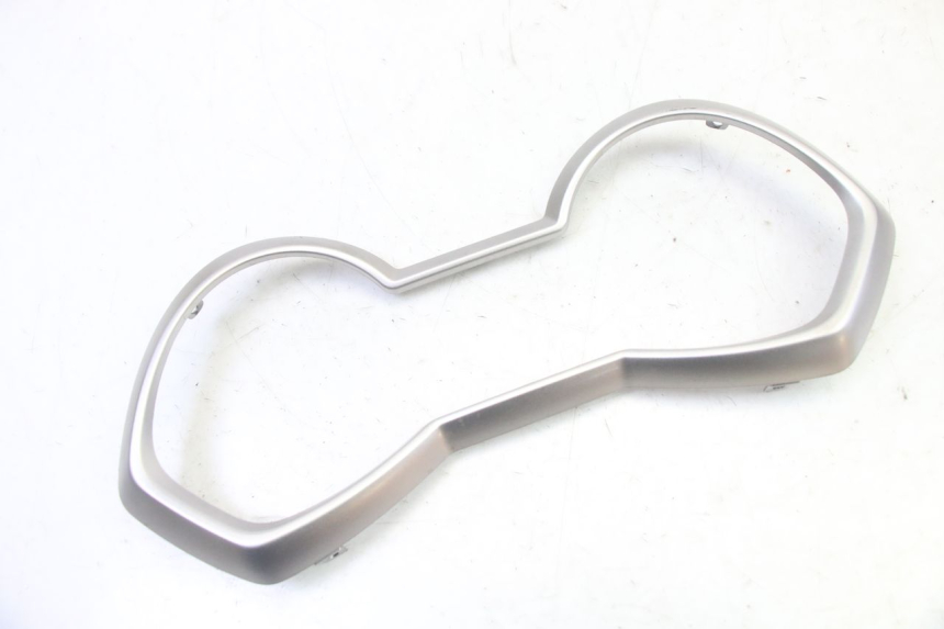 photo de ARO DO PAINEL DE INSTRUMENTOS YAMAHA XMAX X-MAX 125 (2021 - 2025) - Detalhe da peça