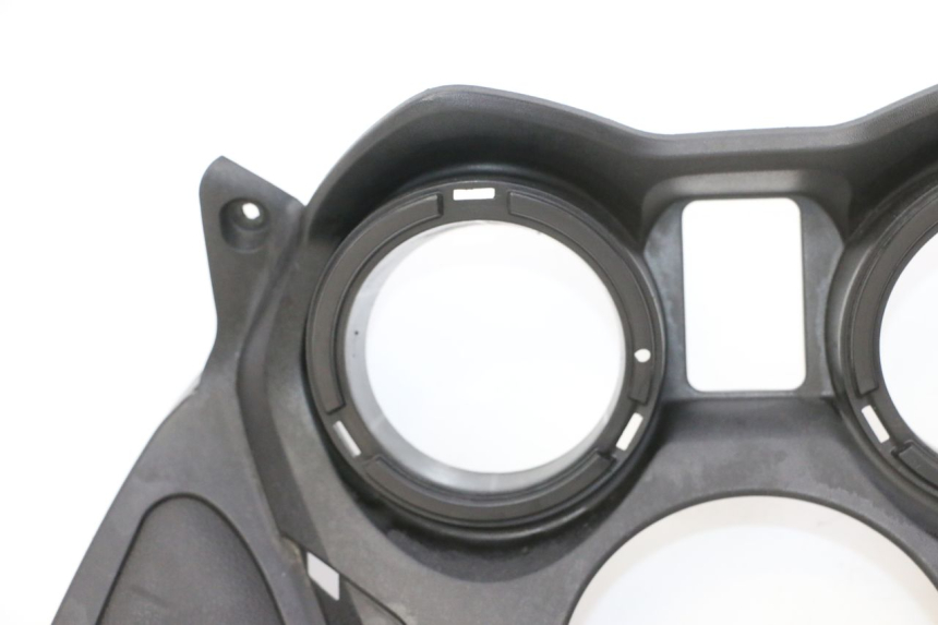 photo de ARO DO PAINEL DE INSTRUMENTOS YAMAHA X-MAX XMAX 125 (2010 - 2013) - Vista de perto