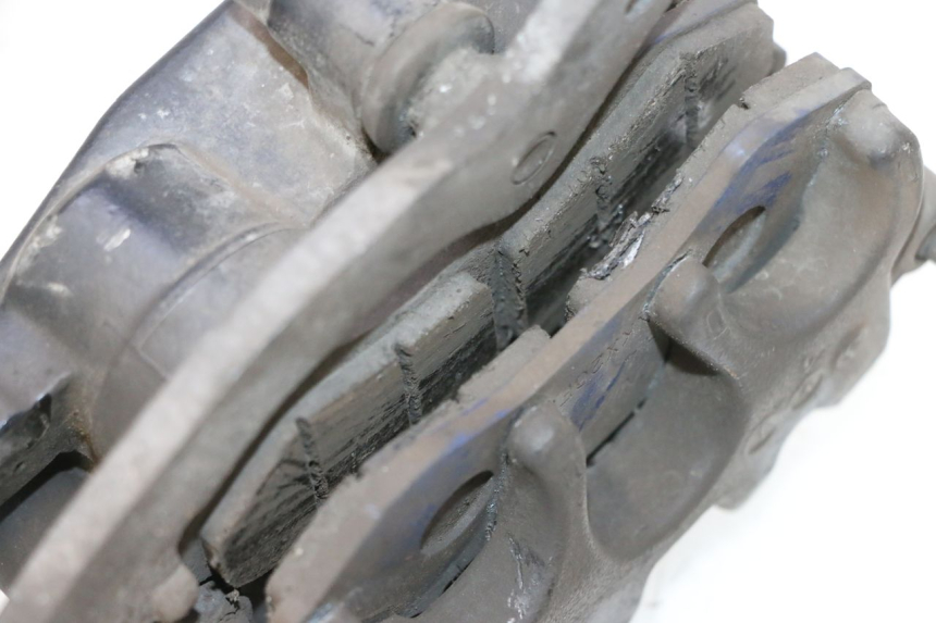 photo de PINÇA DE TRAVÃO DIANTEIRA HONDA PCX (JF57/JF64) 125 (2014 - 2018) - Zoom do estado de desgaste