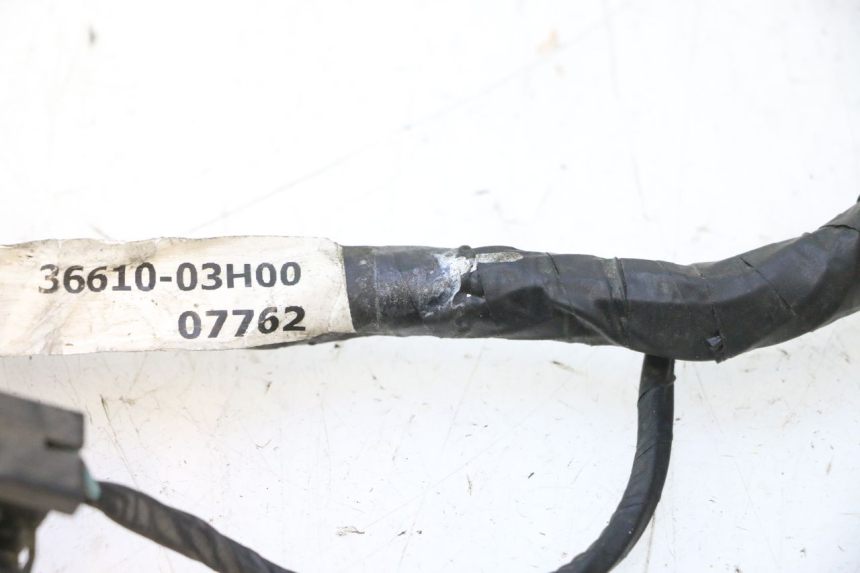 photo de FAIXA DE CABOS SUZUKI BURGMAN 125 (2007 - 2014) - Outro ângulo de visão