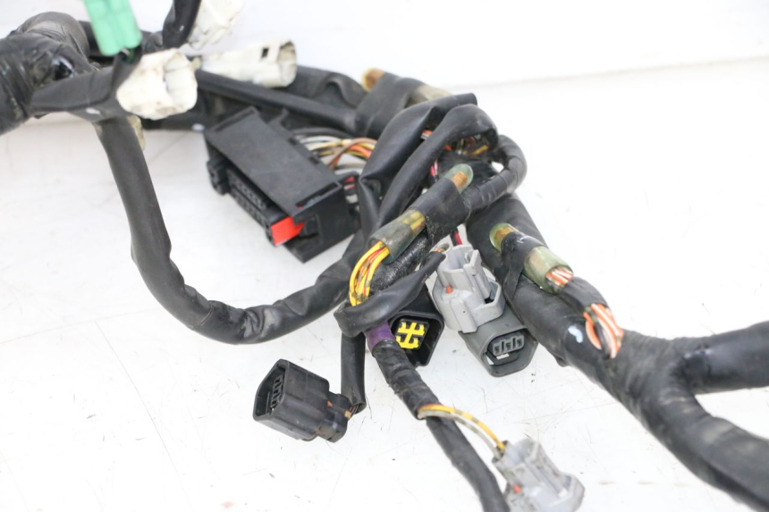 photo de FAIXA DE CABOS SUZUKI GSR 750 (2011 - 2017) - Detalhes característicos
