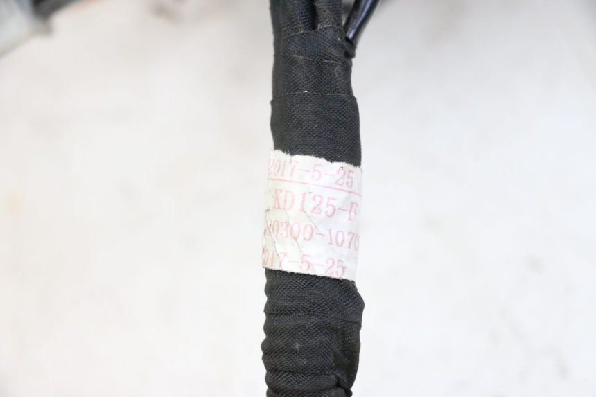 photo de FAIXA DE CABOS KIDEN KD125-G 125 (2018 - 2022) - Zoom do estado de desgaste