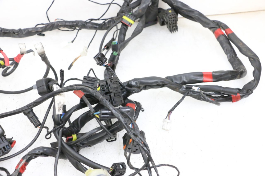 photo de FAIXA DE CABOS PIAGGIO MP3 HPE 350 (2018 - 2020) - Detalhes característicos