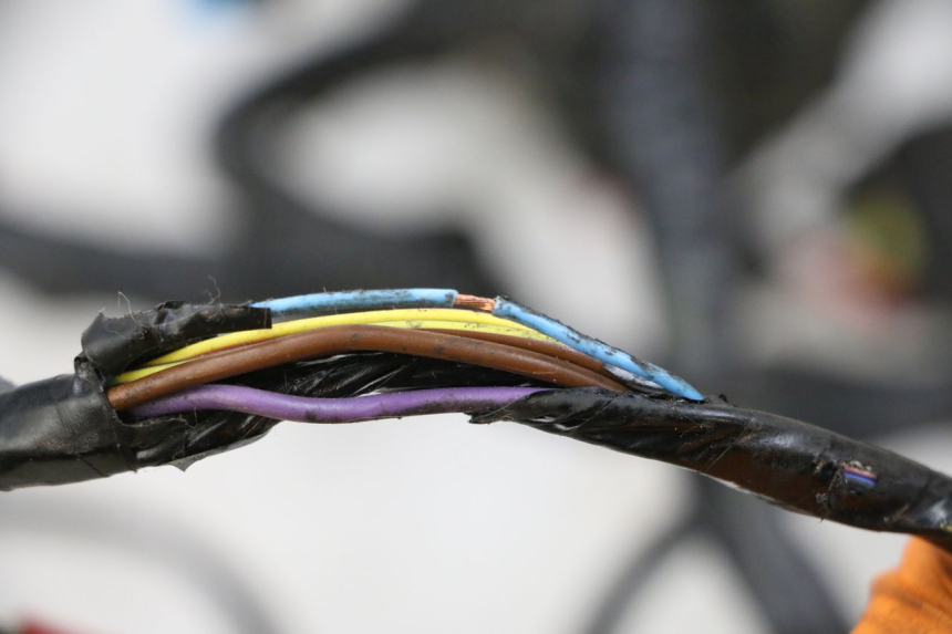 photo de FAIXA DE CABOS PIAGGIO MP3 HPE 300 (2019 - 2026) - Detalhe da peça