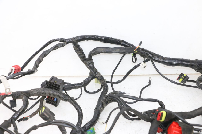 photo de FAIXA DE CABOS PIAGGIO MP3 HPE 300 (2019 - 2026) - Detalhes característicos