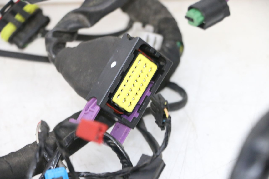 photo de FAIXA DE CABOS PIAGGIO MP3 HPE 300 (2019 - 2026) - Ampliação dos componentes