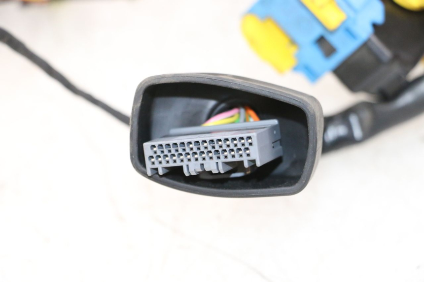photo de FAIXA DE CABOS PIAGGIO MP3 HPE 300 (2019 - 2026) - Inspeção visual