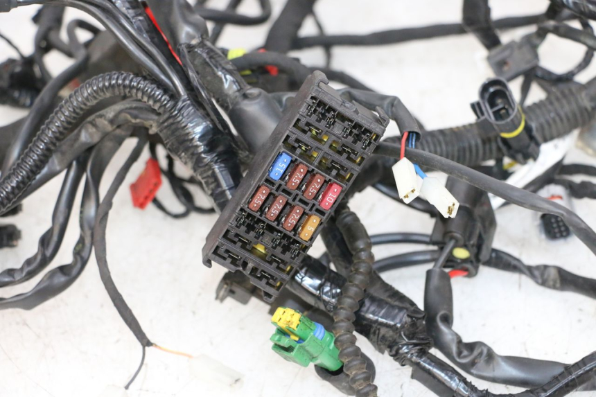 photo de FAIXA DE CABOS PIAGGIO MP3 HPE 300 (2019 - 2026) - Pontos de fixação