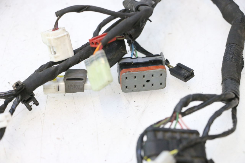 photo de FAIXA DE CABOS PIAGGIO MP3 HPE 530 (2022 - 2026) - Detalhes característicos